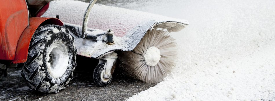 Mit kleinen und wendigen Schneefräsen lassen sich auch Innenhöfe und Fußwege optimal von Schnee und Eis befreien.