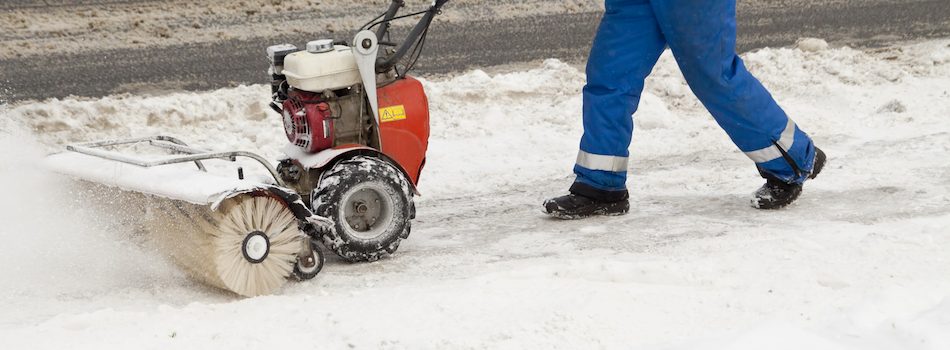 Beim Winterdienst mit einer Schneefräse.