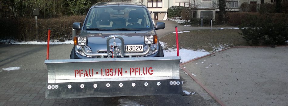 Mit Hilfe von kleinen und großen Schneefahrzeugen können wir den Winterdienst je nach Objekt flexibel organisieren.